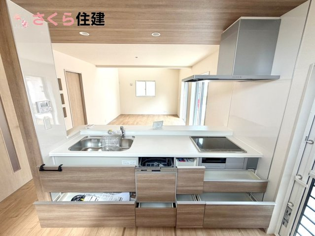 ブルーミングガーデン弥生2丁目　1号棟のキッチン|キッチン下収納は奥まで引き出せるので、大きく屈まなくても楽に必要なものがパッと取り出せます！