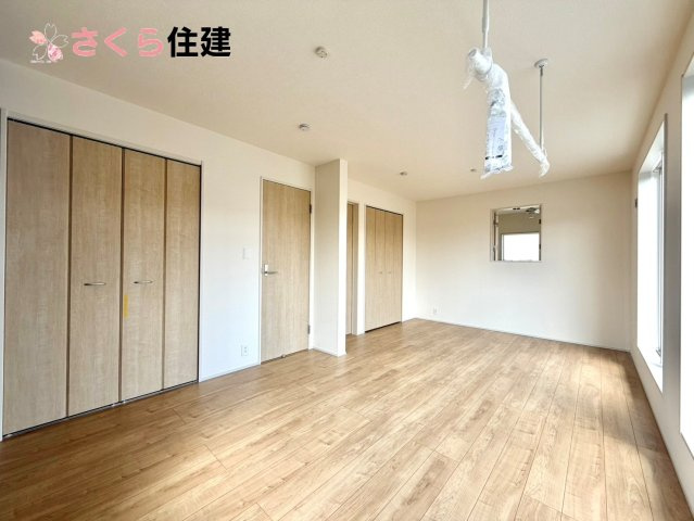 ブルーミングガーデン弥生2丁目　1号棟の洋室|2階10帖の洋室は将来的に2部屋に分けることも可能です。
