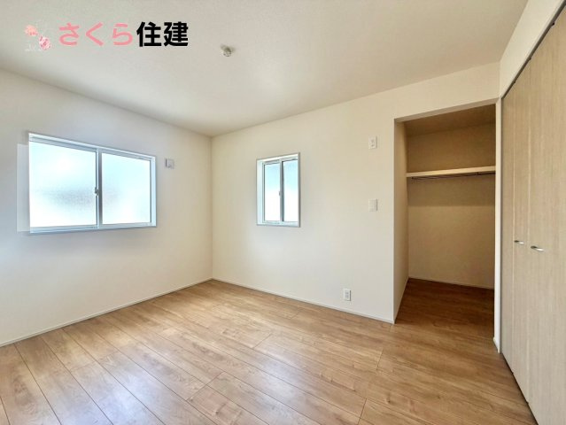 ブルーミングガーデン弥生2丁目　1号棟の洋室|各部屋に収納あります！荷物が多い子育て世代や、趣味道具の多い方にもうれしいですね！