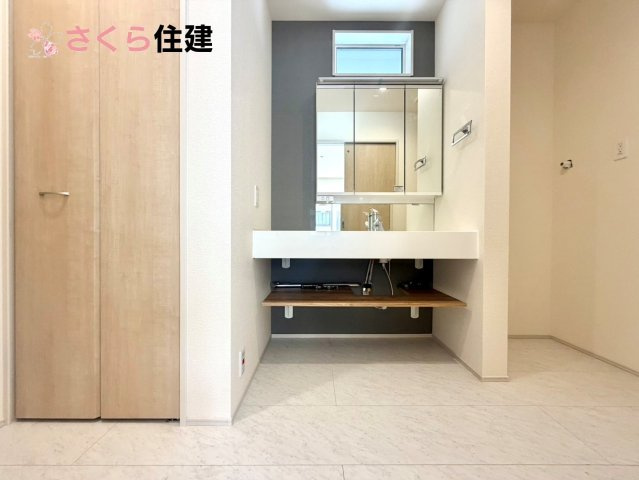 ブルーミングガーデン弥生2丁目　1号棟の洗面所|ゆとりある広さの洗面所。両サイド収納の洗面台で、二人ならんで同時の身支度もスムーズです。