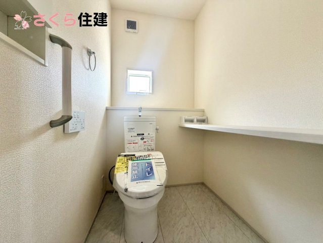 ブルーミングガーデン弥生2丁目　1号棟のトイレ|トイレは各階完備。夜、トイレに起きても、2階の寝室から1階のトイレに降りる必要はありません。
