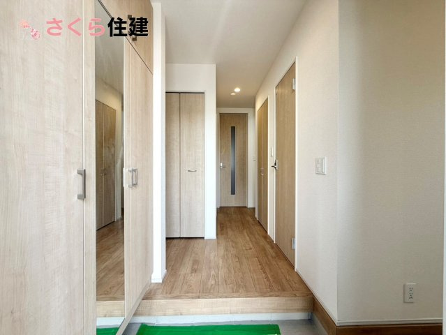 ブルーミングガーデン弥生2丁目　1号棟の玄関|人を迎え入れる最初の場所は清潔感がある空間にして、帰った時も『我が家』を最初に感じて貰える素敵な空間