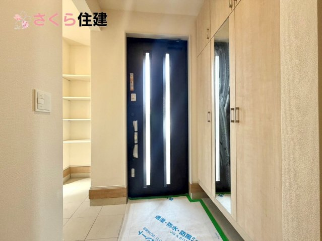 ブルーミングガーデン弥生2丁目　1号棟の玄関|玄関がいつも片づく大容量シューズボックス。お子様の靴のサイズが大きくなっていっても安心の広々スペース