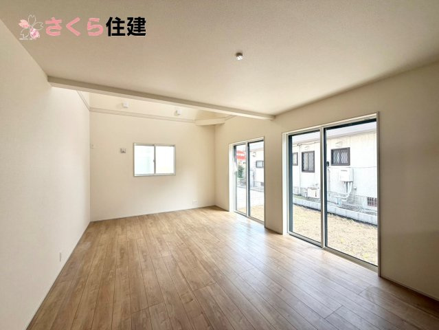 ブルーミングガーデン弥生2丁目　1号棟の居間・リビング|広々18帖LDLは南向きで日当たり良好。ゆったりとした時間の流れる開放的なくつろぎの空間