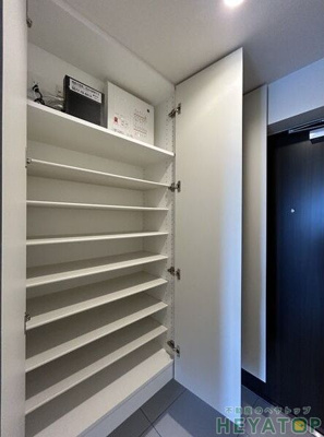 【玄関】 | Alivis金山East | シューズボックス付き玄関