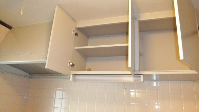 ハイツエリエートのキッチン|キッチン上部にも収納あります