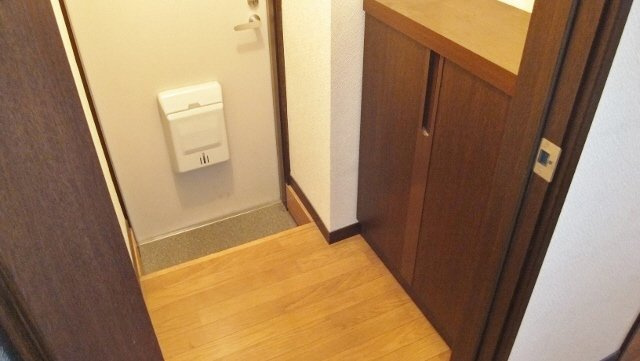 ハイツエリエートの玄関|玄関スペース仕切られています。