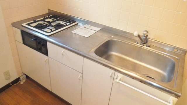 ハイツエリエートのキッチン|２口コンロ付システムキッチン
