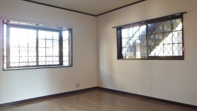 ハイツエリエートの居間・リビング|角部屋で明るいです！