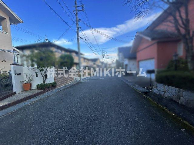 箕面市小野原西４丁目　中古戸建の前面道路含む現地写真