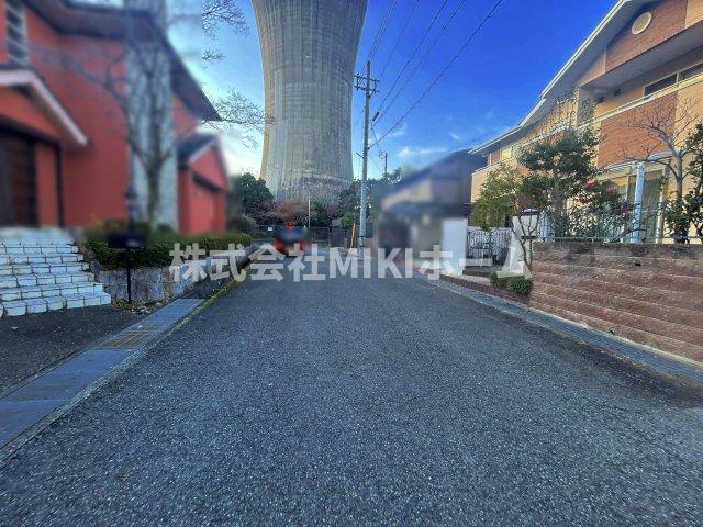 箕面市小野原西４丁目　中古戸建の前面道路含む現地写真