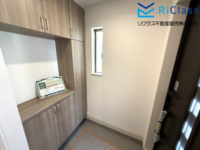 新築戸建　神戸市北区泉台7丁目12　１号棟の玄関|収納もある玄関です