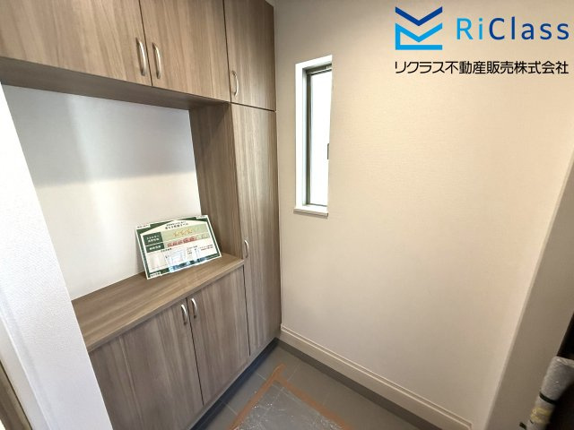 新築戸建　神戸市北区泉台7丁目12　１号棟の玄関|収納もある玄関です