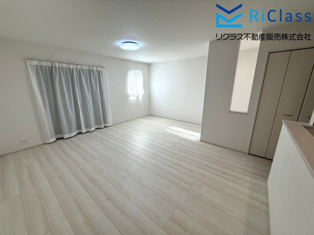 新築戸建　神戸市北区泉台7丁目12　１号棟の居間・リビング|おしゃれなリビングです