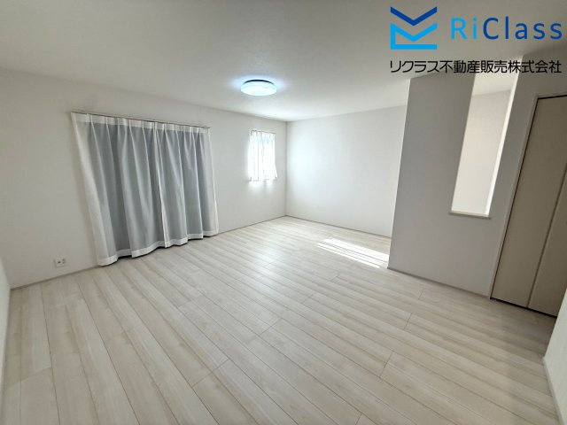 新築戸建　神戸市北区泉台7丁目12　１号棟の居間・リビング|ゆったりとしたリビングです