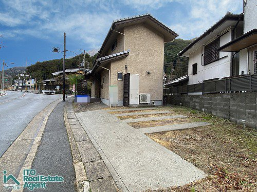 八瀬秋元町　中古戸建の前面道路含む現地写真