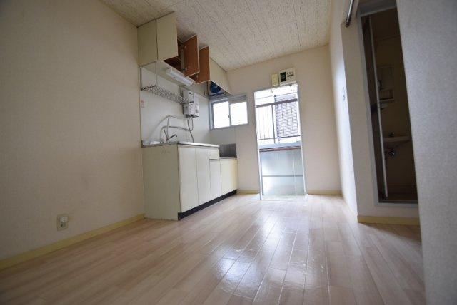 シャトルＭアネックスの居間・リビング|キッチンスペース広いです。