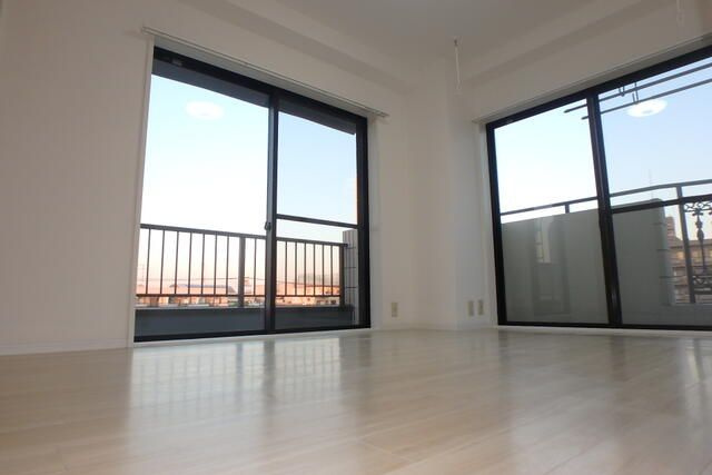 さかえビルの洋室