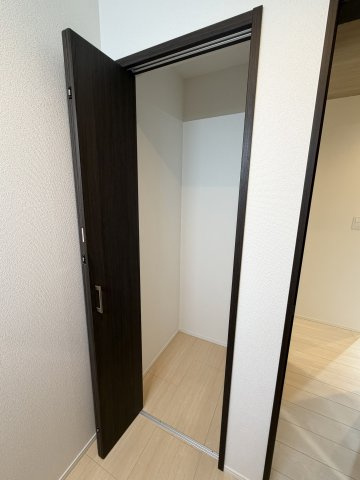 【その他共用部分】 | グラファーレ岡山市大福4期 (全2棟) | リネン庫(洗面所)