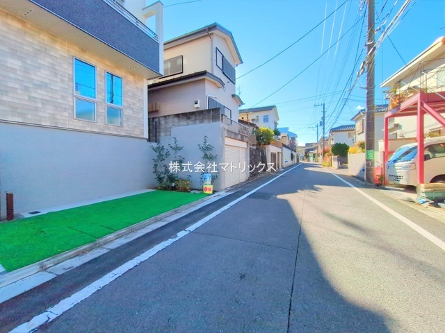 練馬区大泉町2丁目　制震×省エネ　ロフト付き戸建　全4棟　の前面道路含む現地写真