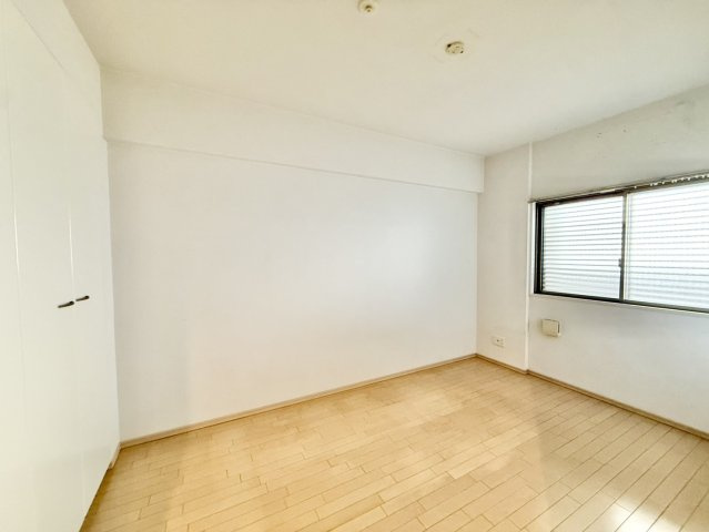 オーズガーデンC棟の洋室|全居室収納スペース付き♪スッキリと整理整頓できます♪