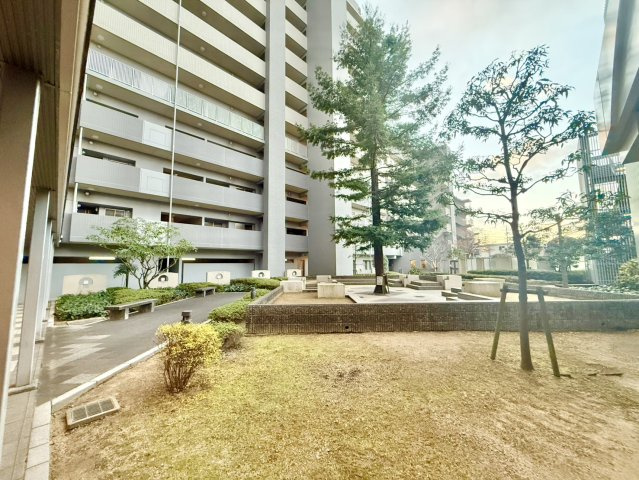 オーズガーデンC棟の中庭|管理の行き届いた綺麗なマンションです♪