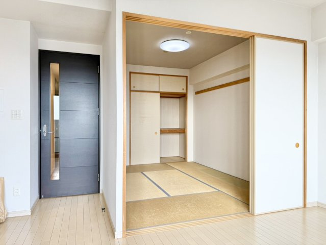 オーズガーデンC棟の和室|様々な使い方ができる和室です♪
リビングと繋げてお使いいただくと、より広々とした空間に♪