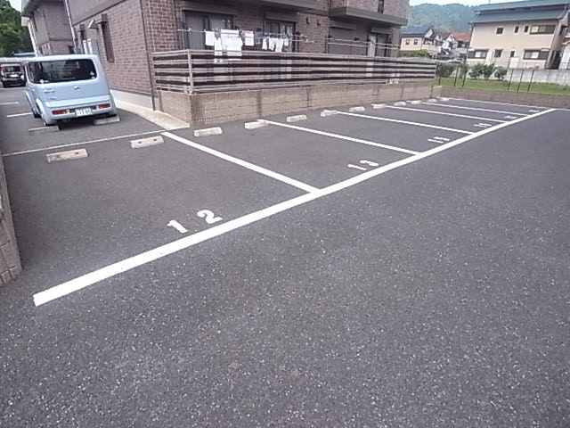 シャルマン高畑Ａの駐車場