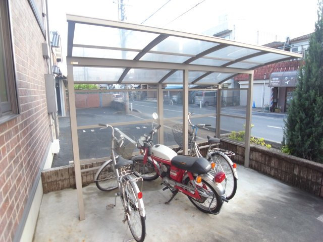 シャルマン高畑Ａのエントランス