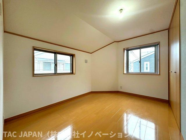 南花畑の良邸の洋室|【主寝室（約6.0帖）】
キングサイズのベッドを置いても余裕がある主寝室（約6.0帖）。お洒落な出窓が開放感を演出しています。