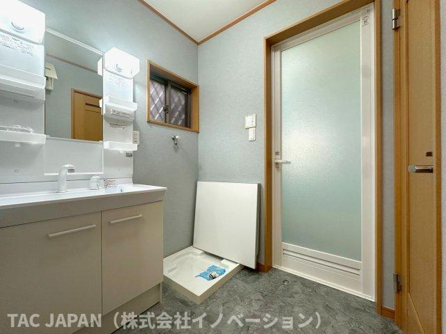 南花畑の良邸の洗面所|【Powder room】
大型の洗濯機を置いても余裕が感じられる脱衣スペースにはつなぎ目がなくお手入れが楽なシームレスタイプのお洒落な洗面ユニットを完備。