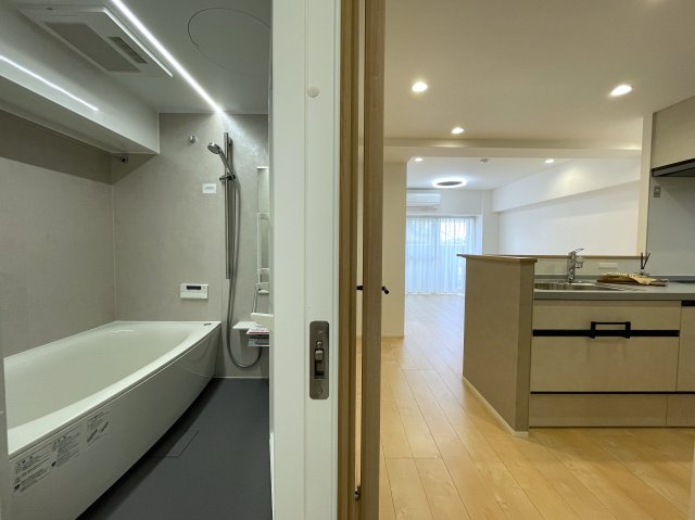 １階なのに２階の眺望。キッチン周り充実で、和食も中華も洋食もウキウキクッキングな、『ニックハイム岸根公園第２』リフォームの浴室|お風呂で日々の疲れを落としましょう