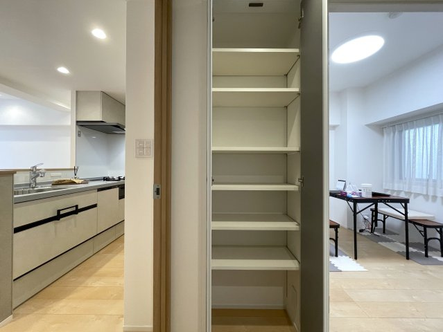 １階なのに２階の眺望。キッチン周り充実で、和食も中華も洋食もウキウキクッキングな、『ニックハイム岸根公園第２』リフォームの収納|大きなスペースがあり、収納には困りません