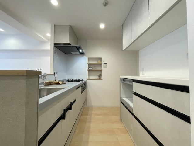 １階なのに２階の眺望。キッチン周り充実で、和食も中華も洋食もウキウキクッキングな、『ニックハイム岸根公園第２』リフォームのキッチン|コンパクトなキッチンで掃除もラクラク