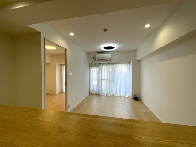 １階なのに２階の眺望。キッチン周り充実で、和食も中華も洋食もウキウキクッキングな、『ニックハイム岸根公園第２』リフォームの居間・リビング|おしゃれなリビングです