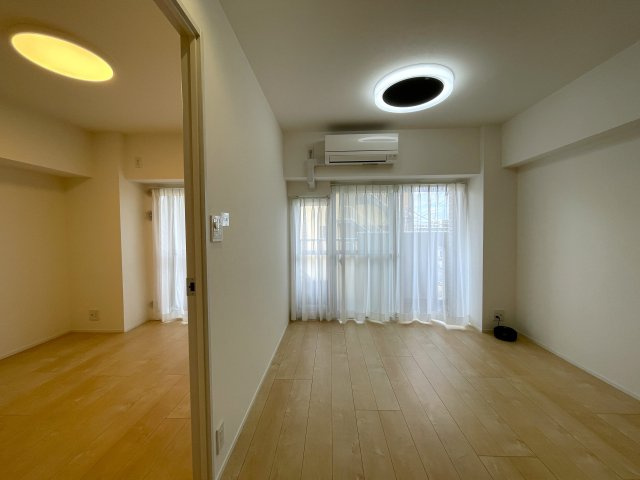 １階なのに２階の眺望。キッチン周り充実で、和食も中華も洋食もウキウキクッキングな、『ニックハイム岸根公園第２』リフォームの居間・リビング|リビングです