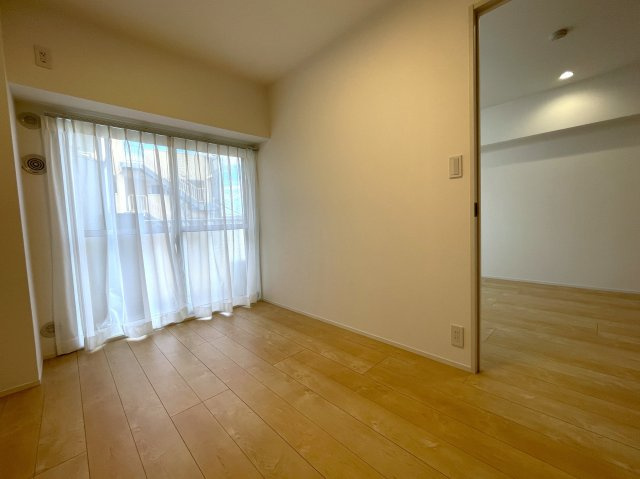 １階なのに２階の眺望。キッチン周り充実で、和食も中華も洋食もウキウキクッキングな、『ニックハイム岸根公園第２』リフォームの洋室|スタンダードな洋室です