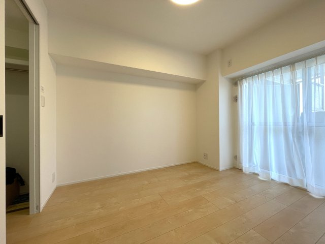 １階なのに２階の眺望。キッチン周り充実で、和食も中華も洋食もウキウキクッキングな、『ニックハイム岸根公園第２』リフォームの洋室|きれいな洋室です