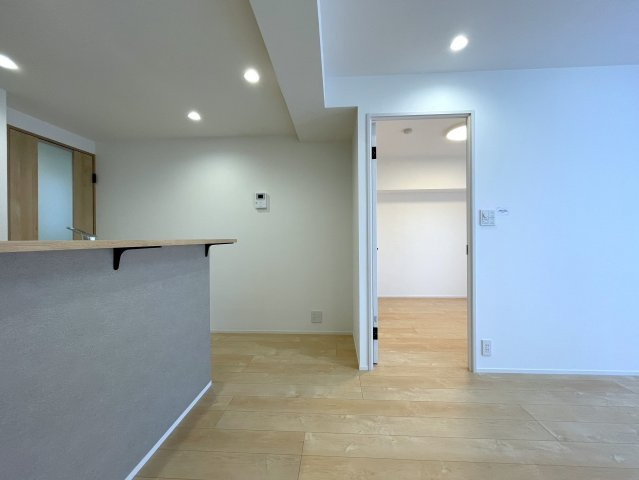 １階なのに２階の眺望。キッチン周り充実で、和食も中華も洋食もウキウキクッキングな、『ニックハイム岸根公園第２』リフォームの居間・リビング|こちらのリビングで趣味の時間をお楽しみください