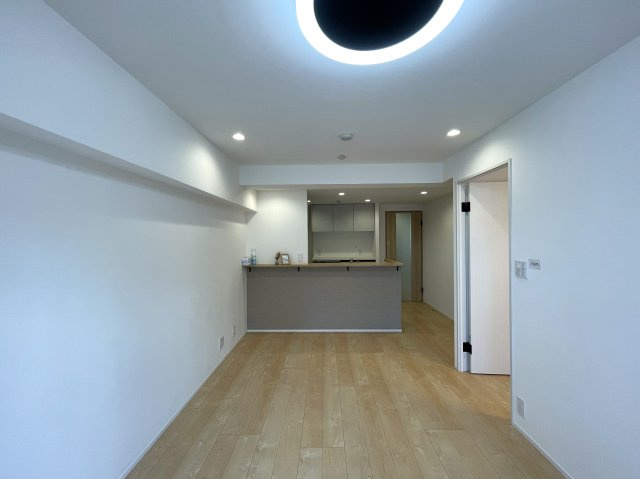 １階なのに２階の眺望。キッチン周り充実で、和食も中華も洋食もウキウキクッキングな、『ニックハイム岸根公園第２』リフォームの居間・リビング|ゆったり過ごせる居間です