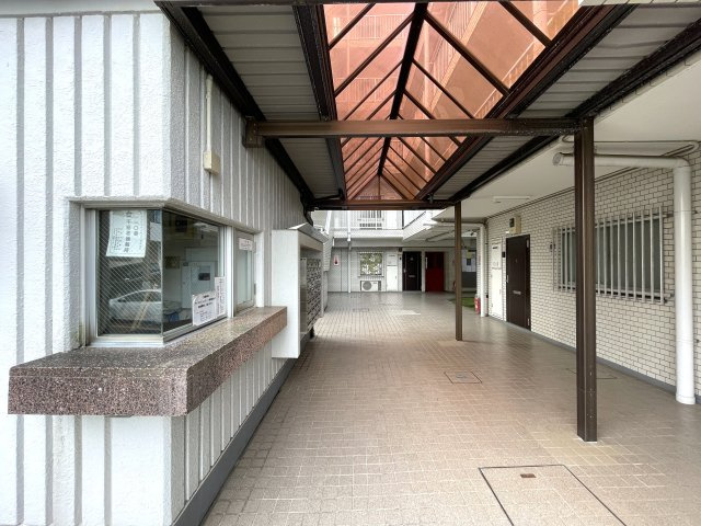 １階なのに２階の眺望。キッチン周り充実で、和食も中華も洋食もウキウキクッキングな、『ニックハイム岸根公園第２』リフォームのその他共用部分