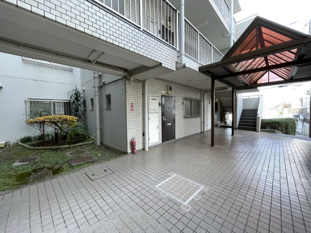 １階なのに２階の眺望。キッチン周り充実で、和食も中華も洋食もウキウキクッキングな、『ニックハイム岸根公園第２』リフォームのその他共用部分
