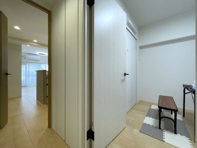 １階なのに２階の眺望。キッチン周り充実で、和食も中華も洋食もウキウキクッキングな、『ニックハイム岸根公園第２』リフォームの洋室|明るい洋室です