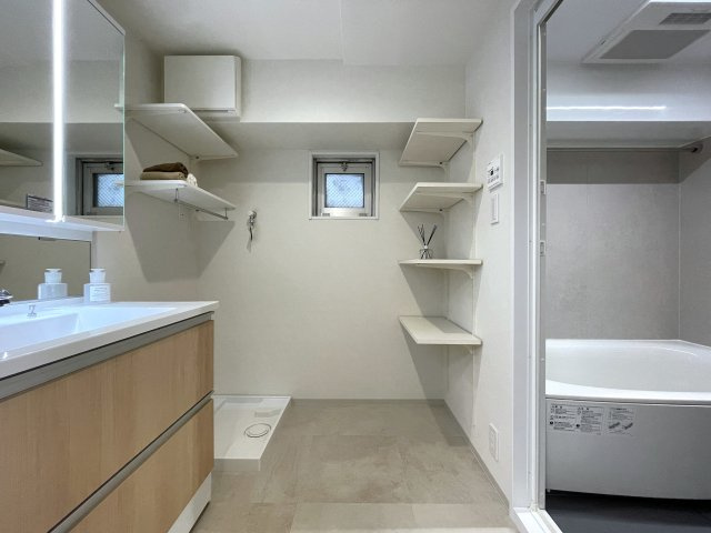 １階なのに２階の眺望。キッチン周り充実で、和食も中華も洋食もウキウキクッキングな、『ニックハイム岸根公園第２』リフォームの脱衣所