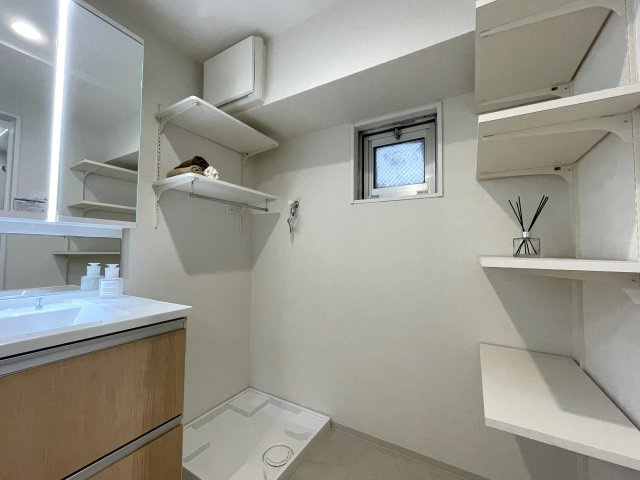 １階なのに２階の眺望。キッチン周り充実で、和食も中華も洋食もウキウキクッキングな、『ニックハイム岸根公園第２』リフォームの独立洗面台|独立洗面台あり、毎朝おしゃれに忙しい女性の方におすすめです