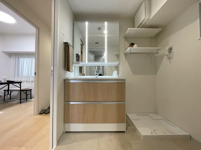 １階なのに２階の眺望。キッチン周り充実で、和食も中華も洋食もウキウキクッキングな、『ニックハイム岸根公園第２』リフォームの独立洗面台|使いやすい独立洗面台です