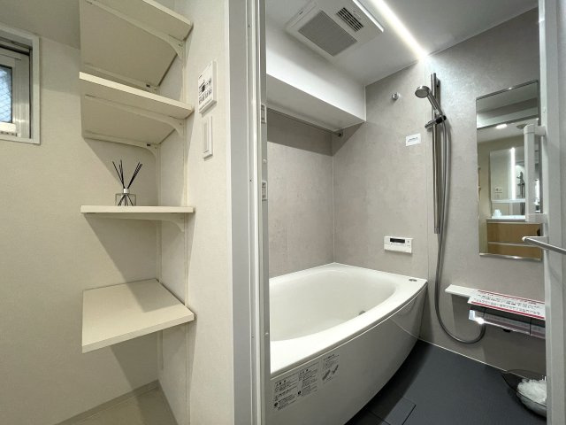 １階なのに２階の眺望。キッチン周り充実で、和食も中華も洋食もウキウキクッキングな、『ニックハイム岸根公園第２』リフォームの浴室|日々の暮らしに欠かせないお風呂です