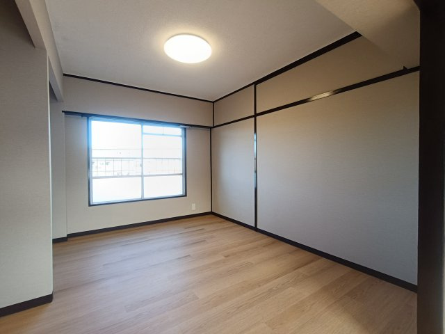 みさと団地13街区15号棟の洋室|明るい洋室です