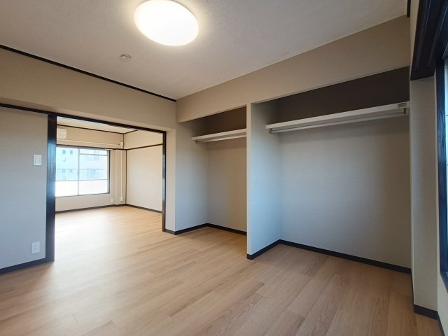 みさと団地13街区15号棟の収納|便利な収納スペースです