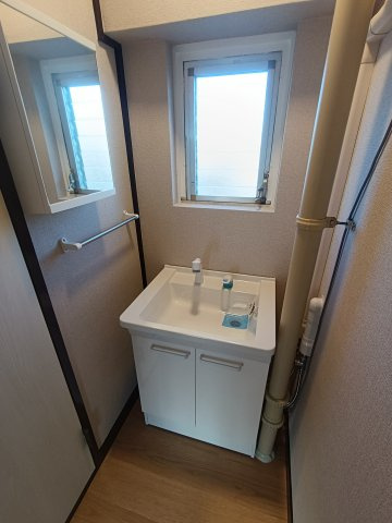 みさと団地13街区15号棟の洗面所|明るい洗面化粧台